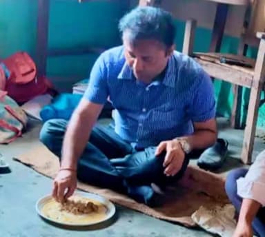 #DM ग़ोपालगंज डॉ. नवल किशोर चौधरी ने कटेया प्रखंड के रुद्रपुर पंचायत के एक #आंगनवाड़ी केंद्र पर बच्चों के साथ #खाना खाया