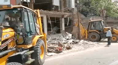 कानपुर में हुए उपद्रव के मास्टर माइंड दंगाई हयात जफर हाशमी और उनके साथी मोहम्मद इश्तियाक की बिल्डिंग पर बुल्डोज़र बाबा की कृपा हुई। #BuldozerBaba