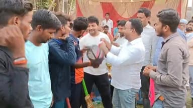 जेएमडी क्रिकेट टूर्नामेंट घाटकुसुंभा का फाइनल मुकाबला शेखपुरा vs शेखपुरा सेट क्लब के बीच खेला गया
यह टूर्नामेंट शेखपुरा सेट क्लब ने 6 विकेट से जीत कर अपने नाम किया
दोनों टीमों को मुख्य अतिथि जदयू नेता #राहुल_कुमार ने ट्रॉफी और नगद पुरस्का
