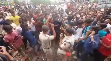 नवादा में उग्र प्रदर्शनकारियों और पुलिस के बीच धक्का-मुक्की. #Agnipath 
#Agniveer  #अग्निपथ_भर्ती_योजना