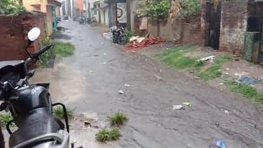 आज़ादनगर के इलाको में नालियो का गंदा पानी घरो में घुस रहा है #jamshedpurweathers #jamshedpur