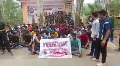 पिछले कल घुमारवीं में अग्निवीर योजना के विरोध में युवा साथियों ने  मिलकर विरोध प्रदर्शन किया और उप मंडल अधिकारी घुमारवीं के माध्यम से महामहिम राष्ट्रपति महोदय को ज्ञापन प्रेषित किया 
#जय_युवा_शक्ति 
#agnipathyojna
