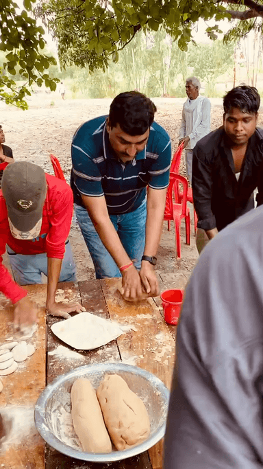 मेरे पत्रिक गावँ बसायकपूर में सहरी बाबा के स्थल पर विशाल भंडारा में सेवा करते हुए
#सहरी_बाबा_की_जय_जय
#गावँ