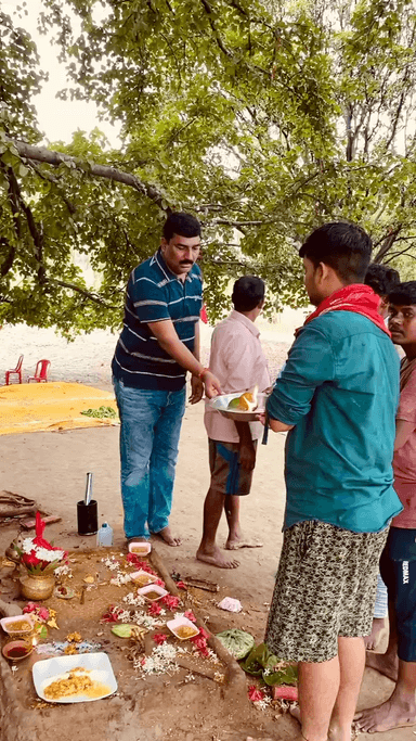 मेरे पत्रिक गावँ बसायकपूर में सहरी बाबा के स्थल पर विशाल भंडारा में सेवा करते हुए
#सहरी_बाबा_की_जय_जय
#गावँ
