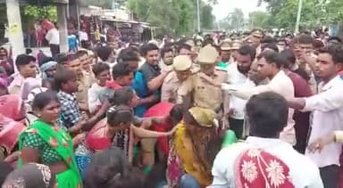 #लखनऊ
#मोहनलालगंज के डेहवा में मृतक व्यापारी का शव पीएम के बाद पहुंचा घर
आक्रोशित ग्रामीण व परिजन बनी- मोहनलालगंज मार्ग जाम कर