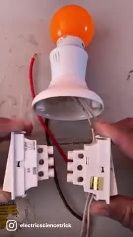 सीढ़ी में लगे बल्ब को दो स्विच (नीचे-ऊपर) कहीं से भी ON-OFF करना 🔌🛠️💡।।
#JITENDRABARMAN