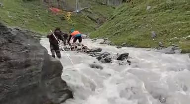 #AmarnathNala | अमरनाथ गुफा के पास बादल फटने से हुए हादसे में अबतक 40 से ज़्यादा लोग लापता.. भक्तों की तलाश में अमरनाथ नाले में Search Operation जारी
#AmarnathYatra2022 #CloudBrust #JammuKashmir #Mahadev