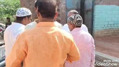 औरैया: अछल्दा: पुराना अछल्दा में चेयरमैन राजेश पोरवाल ने ईदगाह पर गले मिलकर ईद की बधाई दी। @aajtakbharat #mibindia