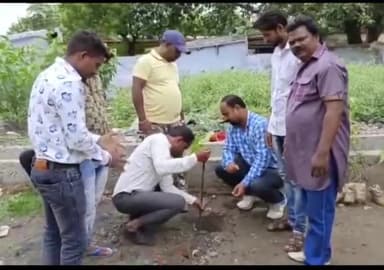 फुसरो नगर वार्ड 14 के करगली बाजार ईमाम बाड़ा में #FORCE संगठन के अध्यक्ष कमलेश महतो के नेतृत्व मे पौधारोपण किया गया।