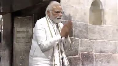 बाबा बैजनाथ धाम मंदिर परिसर में माननीय प्रधानमंत्री पूजा अर्चना करते हुए#साथी के कई योजनाओं का शिलान्यास#