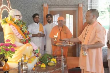 #BIG_BREKING
#योगी ने लिया श्री #गोरखनाथ मंदिर में गुरु का आशीर्वाद प्रदेश वासियों को दी शुभकामनाएं💐