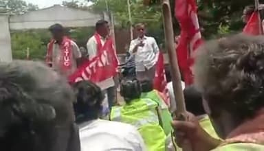 గ్రీన్ అంబాసిడర్ల జీతాలు పెంచాలని ఎంపీడీవో కార్యాలయం వద్ద నిరసన