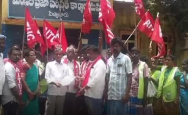 గ్రీన్ అంబాసిడర్లకు జీతాలు ఇవ్వాలని పిచ్చాటూరు మండల ఎంపీడీవోకు వినతిపత్రం సమర్పించిన ఏఐటీయూసీ నేతలు