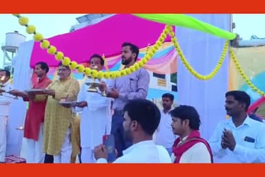 आज मेहँदीघाट पर माँ गंगा आरती में शामिल हुआ। इस दौरान बड़े भईय्या आदरणीय आलोक दीक्षित जी, जिला मंत्री विशाल शुक्ला जी एवं नमामि गंगे जिला संयोजक आदरणीय अनिल दुबे जी समेत सभी सम्मानित भक्तजन आरती में शामिल हुए ।।
#AbhishekBjpknj #हर_हर_गंगे