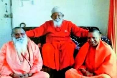 यकीन नहीं हो रहा 🤔
बाबा #गुल_मुहम्मद,
की सेवा में महंत अवैद्यनाथ व उनके चेले महंत आदित्यनाथ,
#नोट :- यदि आपको यह बात गलत लग रही है तो आप हम पर सीधे एफआईआर दर्ज करा सकते हैं