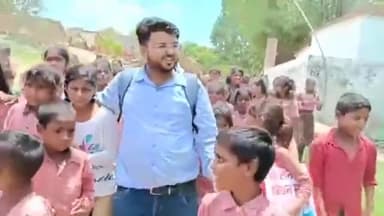Breaking News : यूपी के चंदौली में शिक्षक के विदाई में लिपटकर रोये छात्र। #republicnewsnetwork