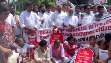 ये जन आवाजें हैं...सदन स्थगित करने से नहीं दबेगी।
जनता महंगाई से त्रस्त है और हमें इसका कष्ट है।
आज संसद भवन परिसर में महंगाई के खिलाफ #RahulGandh जी का साथी सांसदों के साथ प्रदर्शन।