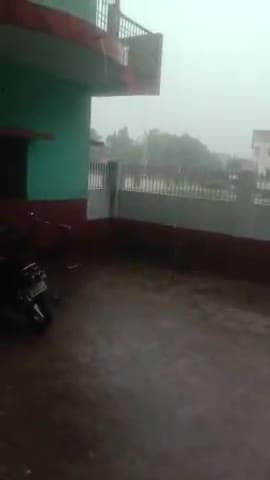आज बरसात हुई किसानों और मजदूरों ने खुशी जताई, धन्य हुई धरती मां। #rain #kisanaandolan #modihaitomehngaihai ी