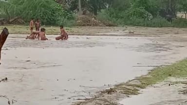 जिले में हुई पहली बारिश से बच्चों ने बारिश का आनंद लिया
#baarishkaaatang
#raindrops