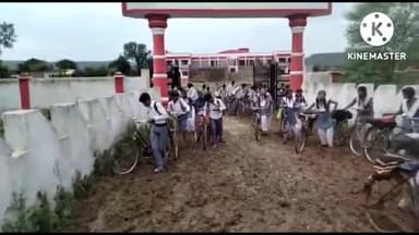 श्यामनगर स्कूल के आसपास का क्षेत्र पानी कीचड़ से लबालब, छात्रों को आने जाने में हो रही भारी परेशानी। #satna_news_