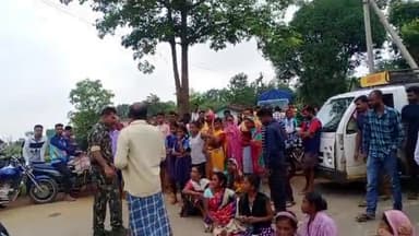 कोंडागांव: पानी को समस्या को लेकर बैठे धरने में पलारी ग्राम के ग्रामीण #पलारी @cgdial112 कोण्डागांव