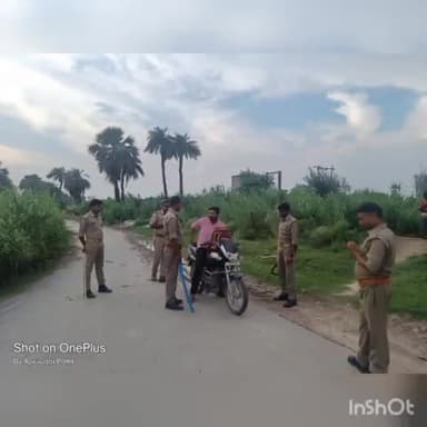 #khajni #सीकरीगंज
#खजनी :#बेलघाट के #कुरीबाजार में बेलघाट पुलिस अपनी मय फोर्स के साथ वाहनो का सघन चेकिंग अभियान चलाया।