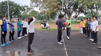 फ्री सेल्फ डिफेंस क्लासेस में आज sporty Saturday में बास्केटबॉल खेल खेला।
#we_stand_for_all #chhindwara #self_defence #classes #police_ground_ chhindwara #womanempowerment #youth