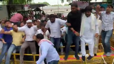 य़ह बेहद ही शर्मनाक दृश्य हैं, जनता के हित में, मोदी सरकार के तानाशाही के विरुद्ध आवाज उठाना कितना जुर्म है,कैसे दिल्ली पुलिस #IYC के राष्ट्रीय अध्यक्ष #srinivasiyc जी के बाल पकड़कर नोच रही है,
य़ह लोकतंत्र की हत्या हैं।