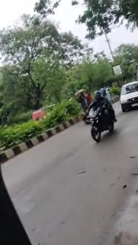 आरा: अपने में दोनों भाई के बंटवारे में हो गया लड़ाई लड़ाई के दौरान सड़क पर पहुंच चुके पब्लिक और गाड़ी के आगे होऔर #prince mp