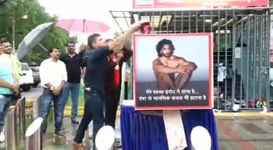 फ़िल्म अभिनेता @ranvir के विवादित फ़ोटो शूट पर #Indore के लोगों ने ख़ास तरीक़े से विरोध किया. 
#delhicrimeofindia
