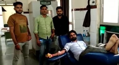 #नर_सेवा_ही_नारायण_है
#रक्तदान_महादान
आज जिला चिकित्सालय श्योपुर में इमरजेंसी में श्योपुर निवासी मैना नायक के ए पोजिटिव ब्लड कि आवश्यकता पड़ने पर गुवाहडी निवासी धारासिंह मीणा द्वारा जिला चिकित्सालय श्योपुर पहुंचकर रक्तदान किया
