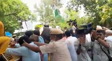 सत्याग्रह जारी है।
गांधी जी आज भी तानाशाही पर भारी है।
#SatyagrahaWithSoniaGandhi