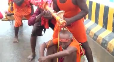 कांवड़िया द्वारा अपने मां बाप को तीर्थ पर ले जाने का वायरल हो रहा वीडियो।
#सावन #कांवड़