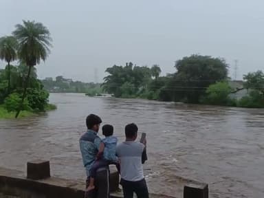 छिंदवाड़ा नगर: जटलापुर मे नदी उफान पर #CHHINDWARA #chhindwadanews #chhindwara_update