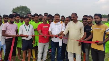 हुसैनाबाद फुटबॉल खिलाड़ियों का गढ़ रहा है लेकिन पिछले कुछ दशकों से फुटबॉल विलुप्त होती जा रही थी। मैंने आप सबों के अथक प्रयास से हुसैनाबाद में फुटबॉल के विरासत को फिर से संवारने के लिए #कर्नल कप फुटबॉल कप प्रतियोगिता का आयोजन शुरू किया।