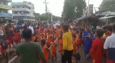 सावन की अंतिम सोमवारी के दिन यारपुर पटना में #नन्ही परी# संस्था के सचिव बहन रेनू कुमारी जी द्वारा बच्चो के बीच कावड़ यात्रा निकाला गया#बतौर मुख्य अतिथि शामिल हुआ_सतीश राजू