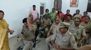 हर घर #तिरंगा अभियान के तहत #भाजपा #महिला मोर्चा की पदाधिकारियो ने कोतवाली देवरिया के #सिपाहियों को बांधा #राखी।