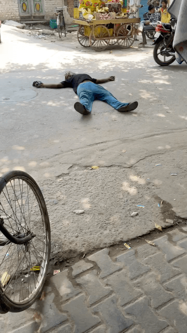 दारू के नशे में ज़िला अस्पताल एटा के गेट पर लेटा युवक #etahpolice #etah #etahnews #etah