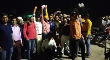 साथियो #ओबीसीमहासभा के साथियों की जीत हुयी घेराव की खबर लगते ही जैसे हम पहुँचे वैसे ही पुलिस प्रशासन को #झुकना पड़ा और हमारे साथी देवेश #कृपेकापुरा को छोड़ना पड़ा
साथियों एकता की ताकत है ये पुलिस को खबर लग गयी थी ओबीसी महासभा की टीम आने बाली ह