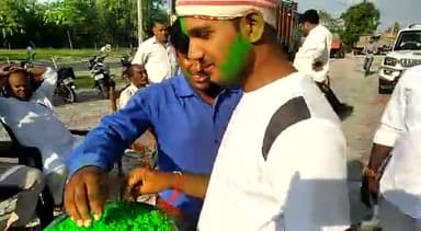 वैशाली: महागठबंधन की सरकार बनने की खुशी में,
अपने अभिभावक एवं साथियों संग रंग-गुलाल लगाकर खुशियाँ मानते #आपका_भाई- संजय पासवान