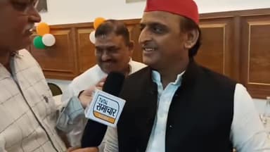 #समाजवादी पार्टी के राष्ट्रीय अध्यक्ष श्री #अखिलेश यादव जी श्री #आलोक पाठक जी से बात करते हुए