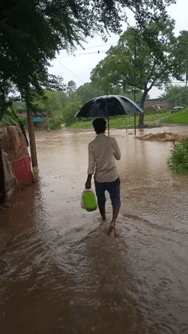 गाडरवारा: तहसील #गाडरवारा के पास ग्राम बारहा बड़ा  में 48 घंटे से बहुत ज्यादा बारिश सड़कों पर पानी भरने में बहुत समस्या