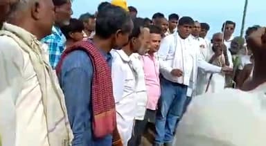 गांव बरौना में गंगा कटान के राहत कार्य में लगे मज़दूरों के साथ मनाया स्वतंत्रता दिवस।
#IndependenceDay2022
#IndependenceDayIndia
#Kasganj #Patiyali #Barauna