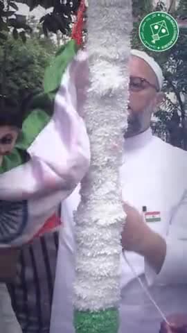 On the occasion of #IndependenceDay Barrister Asaduddin Owaisi hoisted the national flag in different parts. #IndiaAt75
#aimim #asaduddinowaisi #75thindependenceyear #independenceday #owaisi #india #politics #trendi