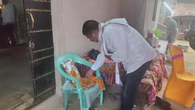 मोहम्मदगंज प्रखंड अंतर्गत ग्राम रानीदेवा में पूर्व फुटबॉलर भर्दुल सिंह के चाचा स्व. वीरेंद्र सिंह के ब्रह्मभोज कार्यक्रम में शामिल होकर श्रद्धांजलि अर्पित किया। ईश्वर दिवंगत आत्मा को अपने श्री चरणों में स्थान दे।
ओम शांति 🙏
#मोहम्मदगंज #ह