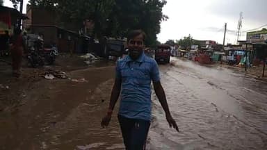 #नावानगर मुख्य मार्ग पर वर्षा का पानी हुआ जमा जिससे आम जनता को करना पड़ा कठिनाईयों का सामना ।