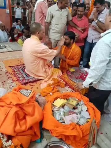 गुरुर्ब्रह्मा गुरुर्विष्णुः गुरुर्देवो महेश्वरः
गुरुः साक्षात् परब्रह्म तस्मै श्री गुरवे नमः
#ॐ_श्री_गुरु_देवाय_नमः