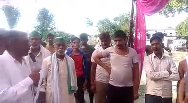 महाराजगंज: #भाकियू के कार्यकर्ताओं ने छुट्टा मवेशियों को बांधा ब्लाक प्रशासन के हाथ पांव फूले।