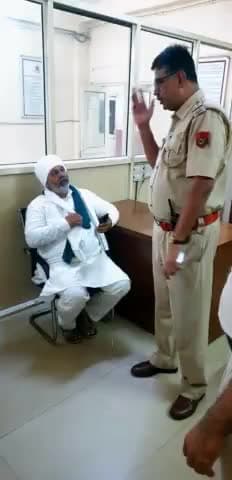 किसान #यूनियन नेता #Rakesh_Tikait को दिल्ली #पुलिस की तरफ से #डिटेन किए जाने की #ख़बर आ रही है!#किसान