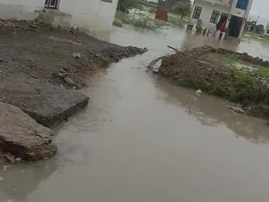 #Pipldha खतौली रोड बाईपास नई कॉलोनी में भरा पानी पानी के निकास की कोई व्यवस्था नहीं है